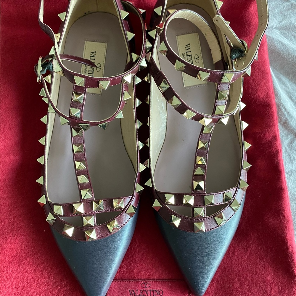 Valentino Garavani Black & Burgundy Rockstud Pointed Flats - Picture 2 of 8